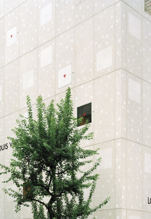 Louis Vuitton reabre en Japón su tienda Ginza Namiki con diseño de Jun Aoki  y Peter Marino